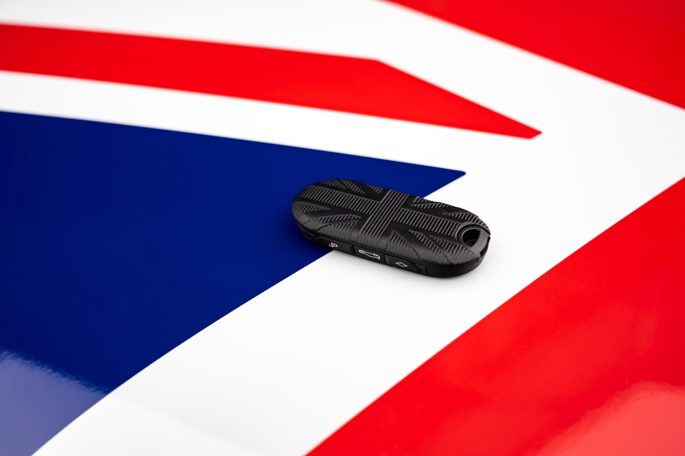 Chave do MINI Cooper Oxford Edition sobre o tejadilho com grafismo Union Jack